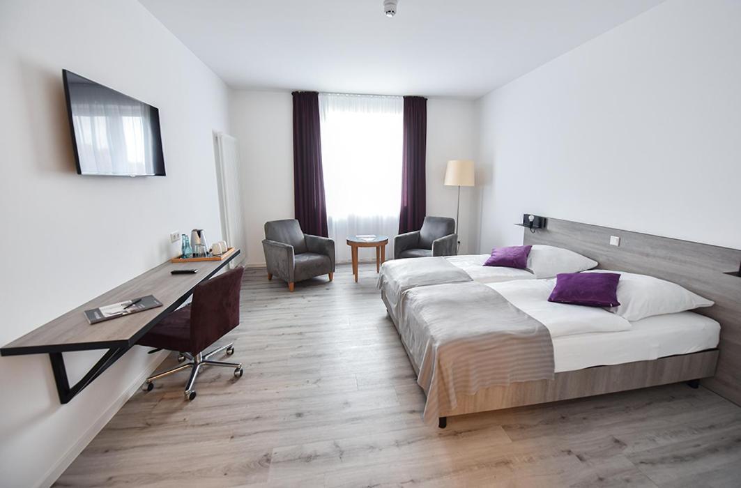 PRIMA Inn HOTEL&HOF NEURUPPIN - digitales&rezeptionsloses Motel Extérieur photo