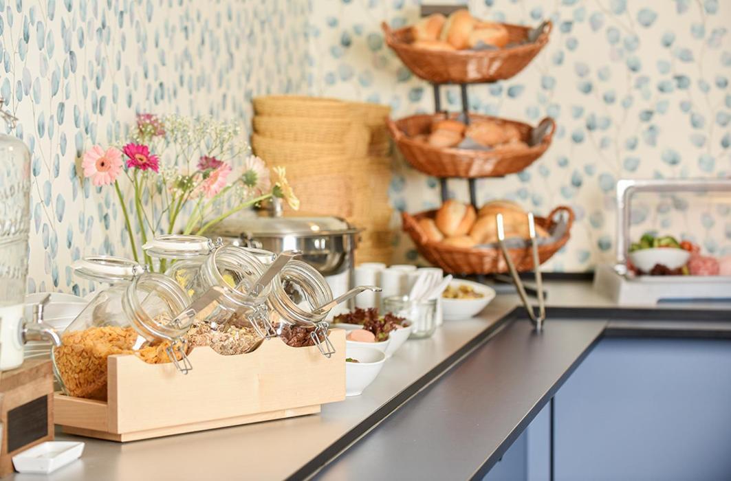 PRIMA Inn HOTEL&HOF NEURUPPIN - digitales&rezeptionsloses Motel Extérieur photo