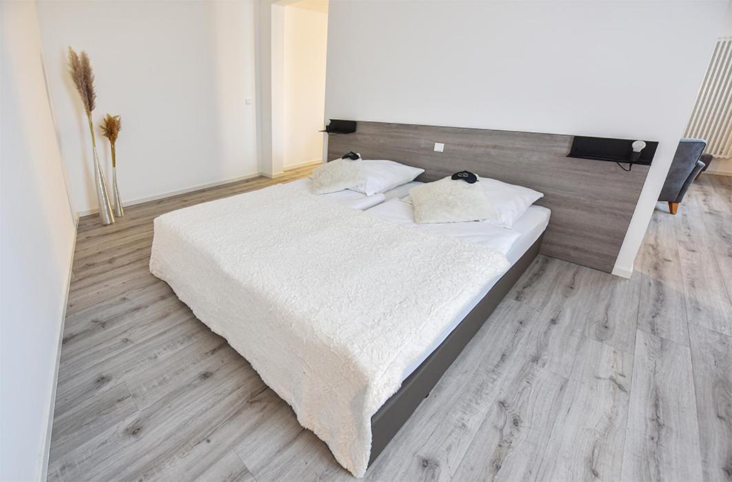 PRIMA Inn HOTEL&HOF NEURUPPIN - digitales&rezeptionsloses Motel Extérieur photo