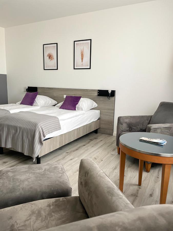 PRIMA Inn HOTEL&HOF NEURUPPIN - digitales&rezeptionsloses Motel Extérieur photo