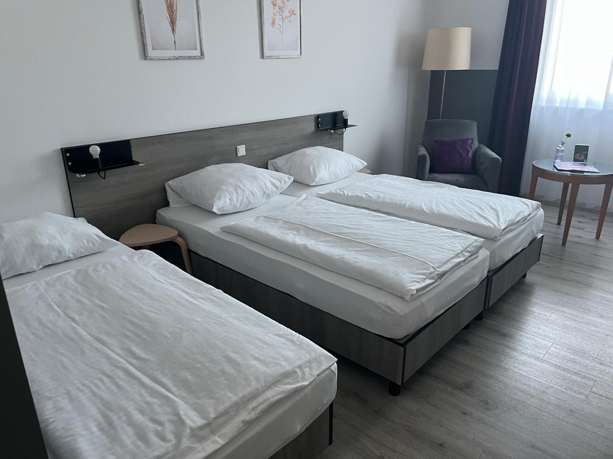 PRIMA Inn HOTEL&HOF NEURUPPIN - digitales&rezeptionsloses Motel Extérieur photo