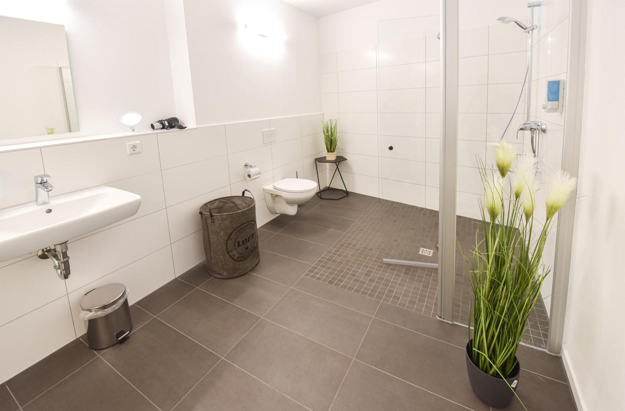 PRIMA Inn HOTEL&HOF NEURUPPIN - digitales&rezeptionsloses Motel Extérieur photo